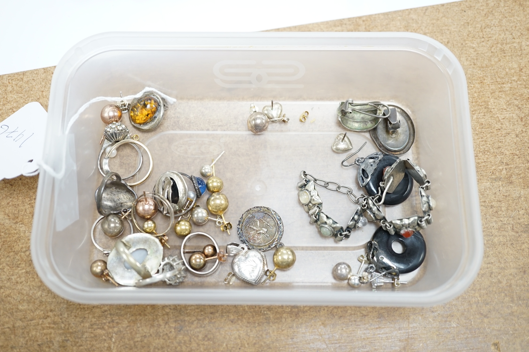 A small quantity of assorted white metal and other jewellery.